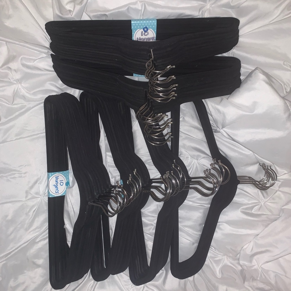 Black velvet hangers (6)) 10packs (used good condition) 60 Total